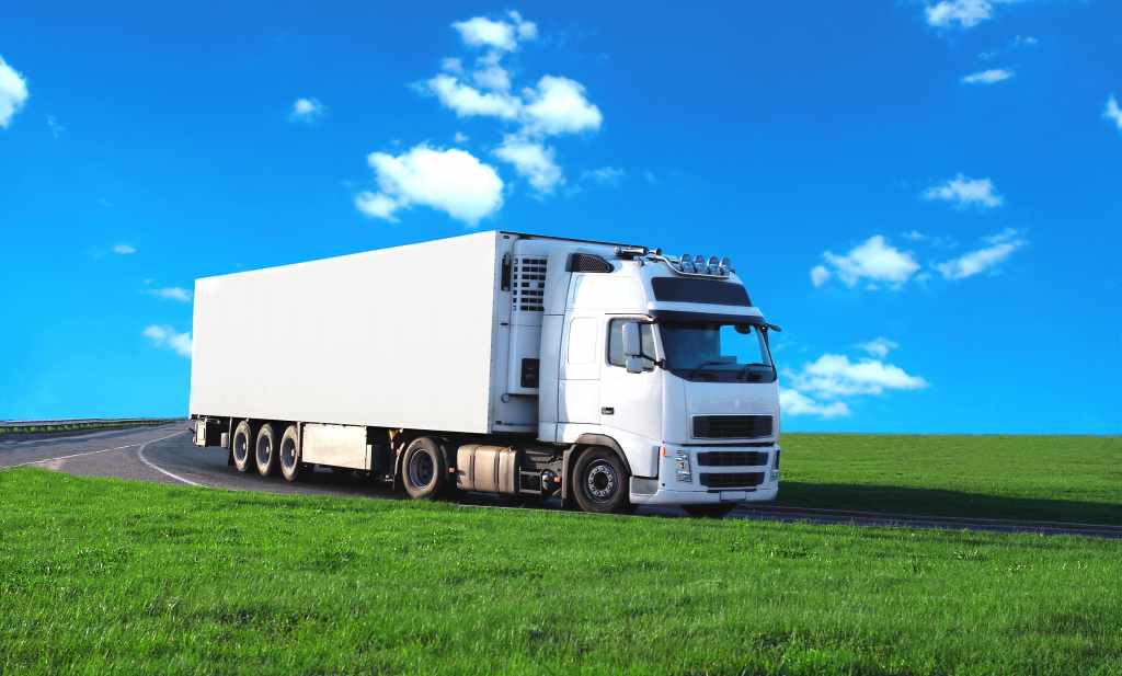 Погрузка фуры. Грузоперевозки фото. Транспортные перевозки. Перевозка грузов дальний. Логистика дороги.