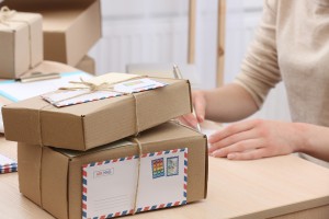 Evropska komisija nad poštne storitve zaradi paketov