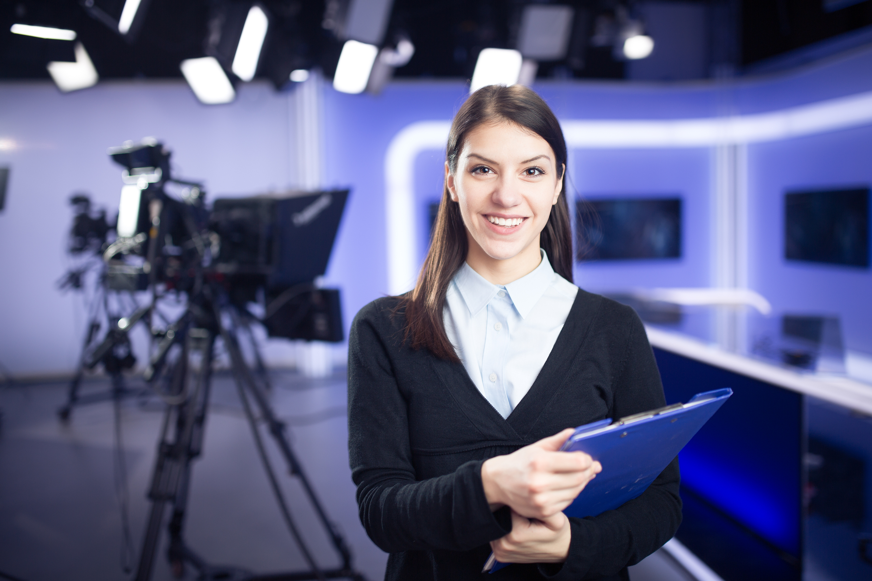 Мужчина репортер. Журналист интервьюер. Микрофон корреспондента. Журналист мужчина. Мужчина репортер.